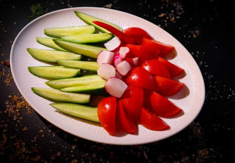 Овощная тарелка из свежих овощей