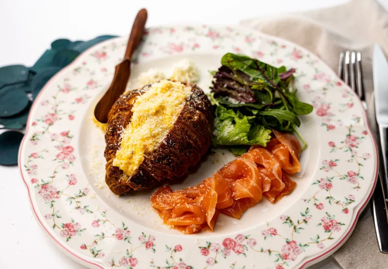 Круассан со слабосоленым лососем и скрембл