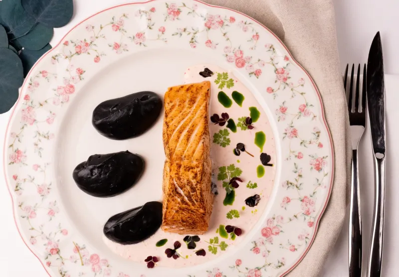 Обоженный лосось с икорно-лаймовым соусом