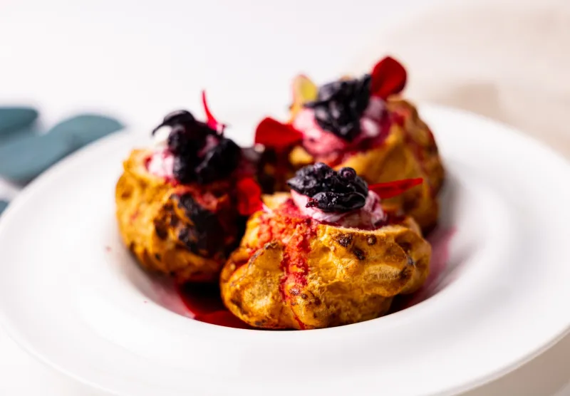 Профитроли с жимолостью и кремом из ряженки